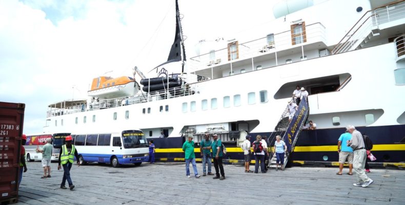 Cruise ship crew member robbed on Lombard Street