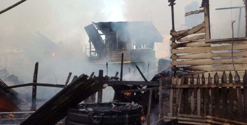 Woman grabs children, escapes naked from burning house