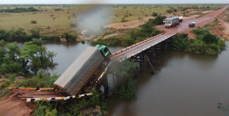 Section of Pirara Bridge in Region 9 collapses under weight of heavy-duty truck