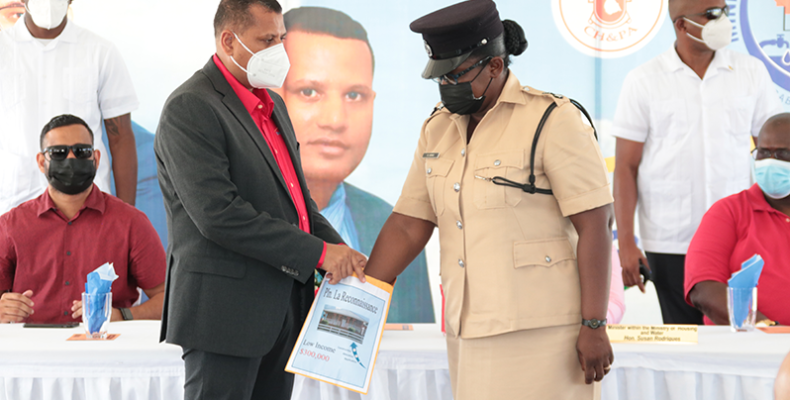 1,000 receive houselots in La Reconnaissance