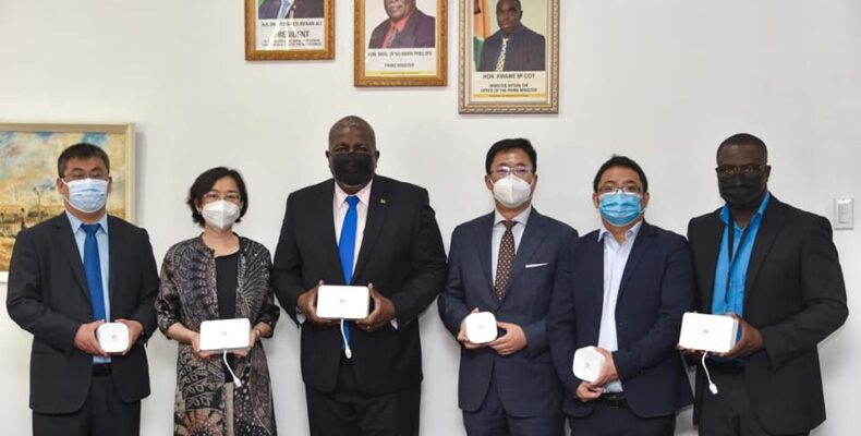 PM receives 1,000 internet boxes from Huawei