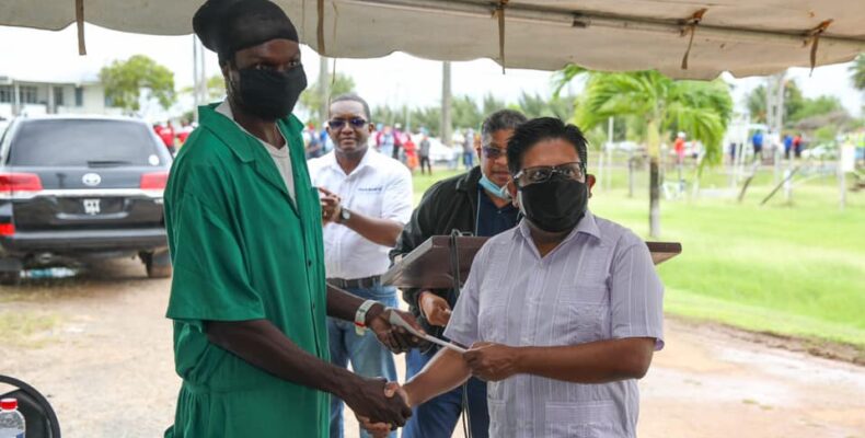 Gov’t begins distribution of $250,000 cash grant to severed sugar workers