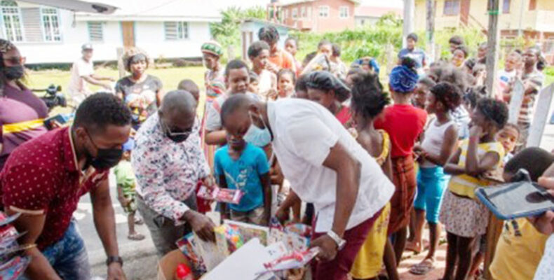 Minister McCoy spreads Christmas cheer in Agricola