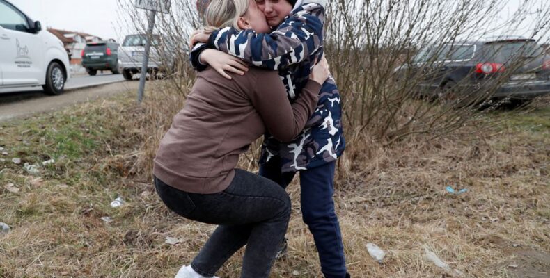 At the Ukrainian border, a mother brings a stranger’s children to safety