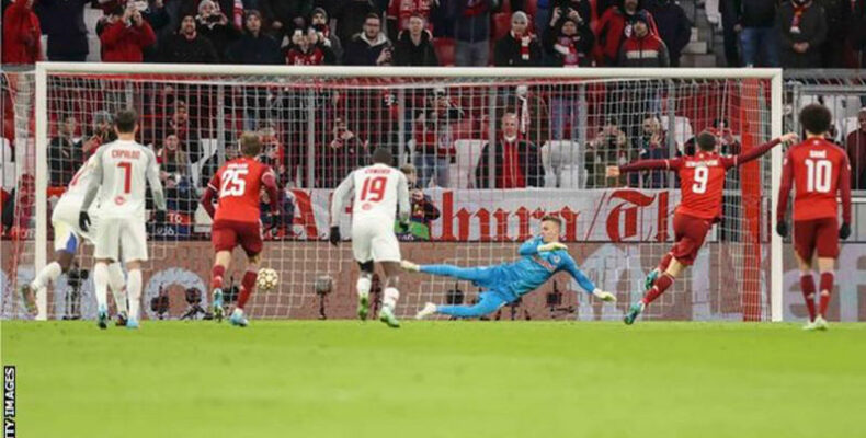 Lewandowski scores earliest Champions League hat-trick as Bayern hit seven