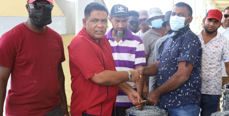Approx. 200 farmers to benefit as Yakusari Corp. receives fencing material