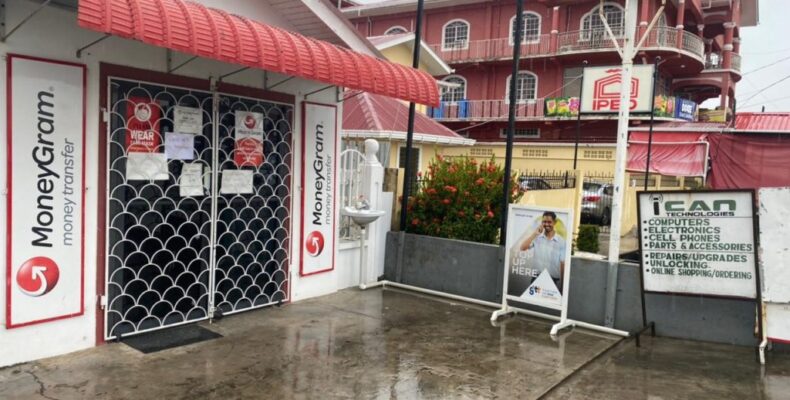 Gunman invades Anna Regina store, ties up staff