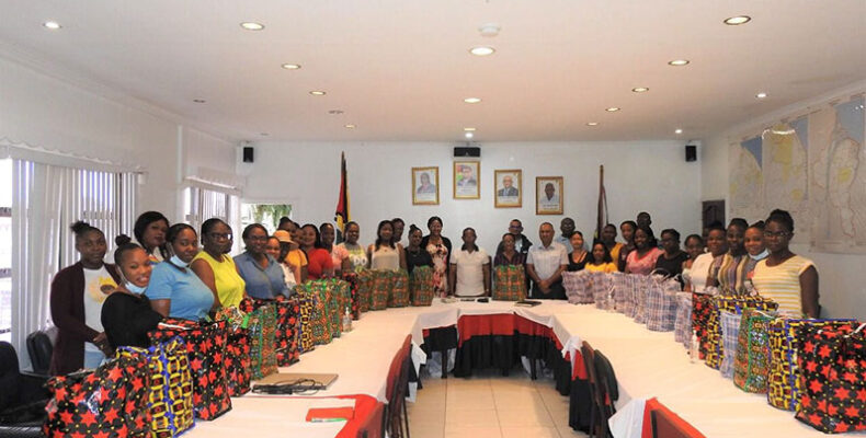 Hicken donates hampers to mothers in Police Force