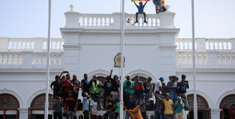 Sri Lanka PM tells military to do whatever necessary to restore order